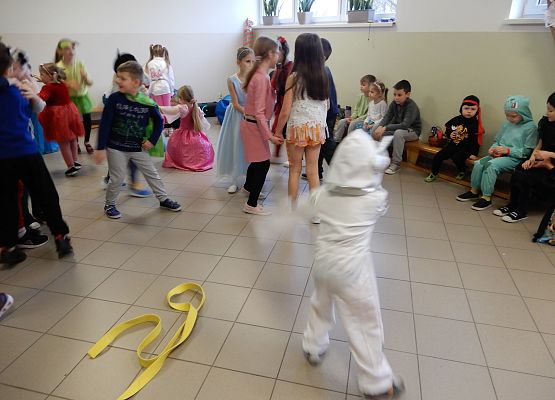 Grafika 10: Bal karnawałowy.