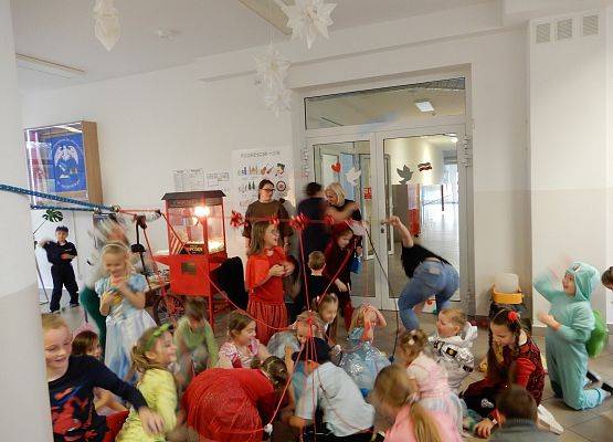 Grafika 15: Bal karnawałowy.