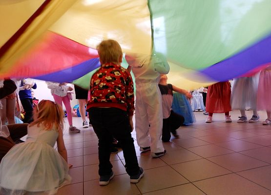 Grafika 21: Bal karnawałowy.