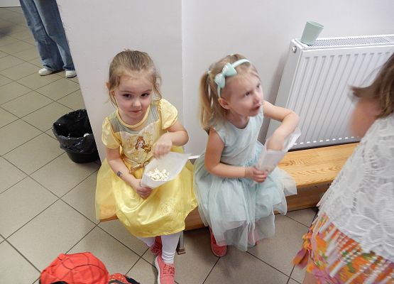 Grafika 24: Bal karnawałowy.