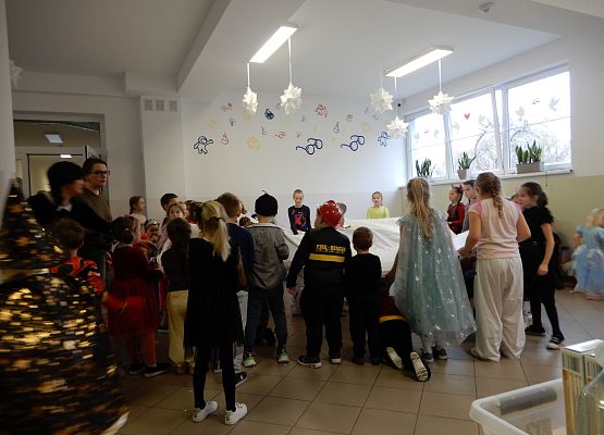 Grafika 27: Bal karnawałowy.