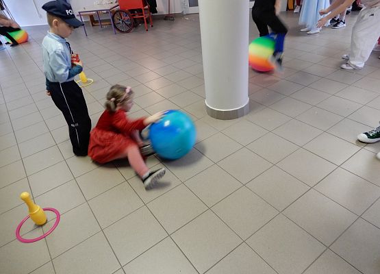 Grafika 35: Bal karnawałowy.