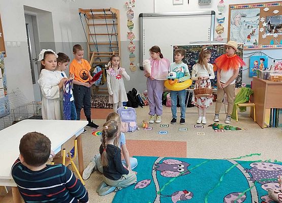 Krótka scenka uczniów klasy drugiej grafika