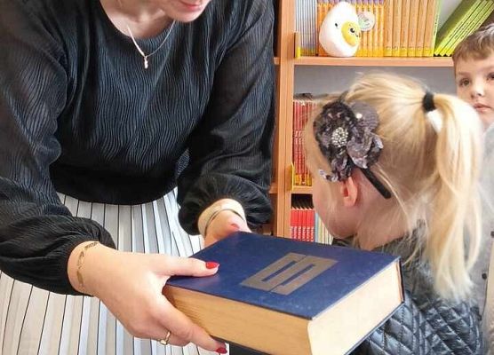 Grafika 1: Pasowanie na czytelnika