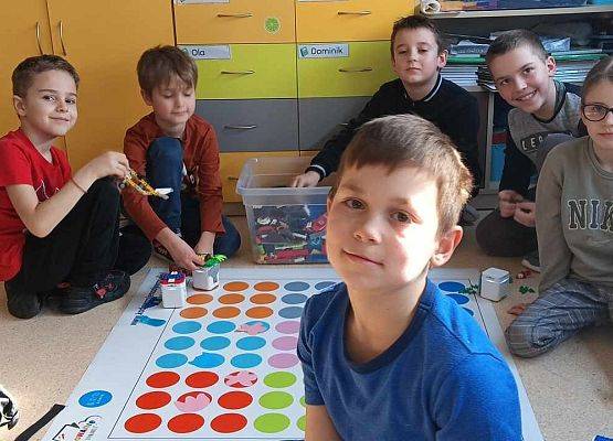 Grafika 1: Kwiaty z okazji Dnia Kobiet