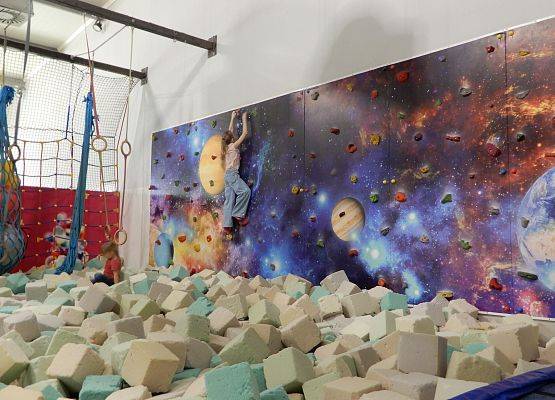 Grafika 25: Wycieczka do Parku Trampolin