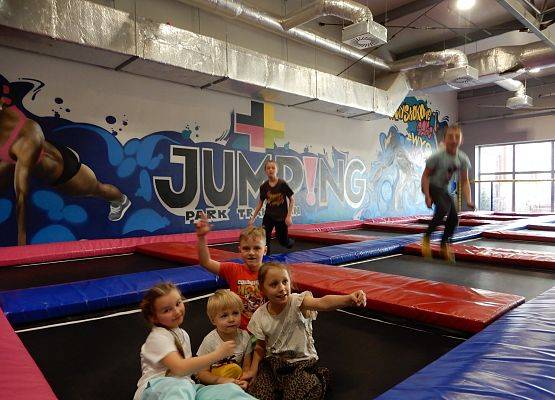 Grafika 60: Wycieczka do Parku Trampolin