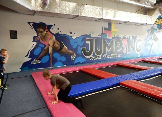 Grafika 63: Wycieczka do Parku Trampolin