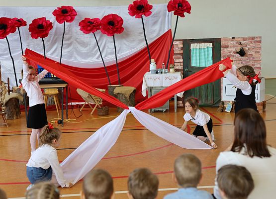 Grafika 11: Pierwsza rocznica nadania imienia  - Dzień Patrona