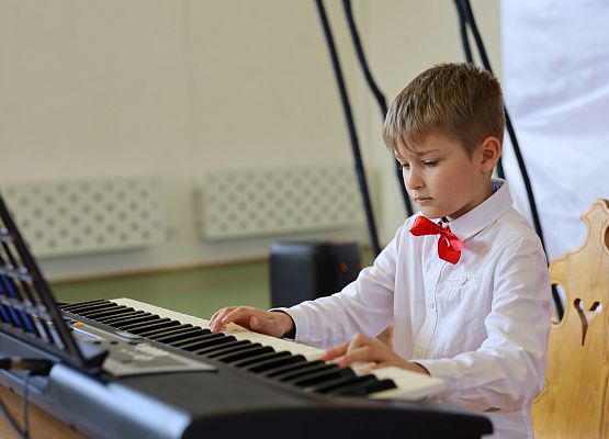 Grafika 13: Pierwsza rocznica nadania imienia  - Dzień Patrona