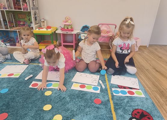 Grafika 1: Międzynarodowy Dzień Kropki w przedszkolu