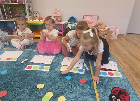 Grafika 2: Międzynarodowy Dzień Kropki w przedszkolu