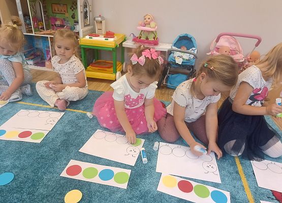 Grafika 3: Międzynarodowy Dzień Kropki w przedszkolu