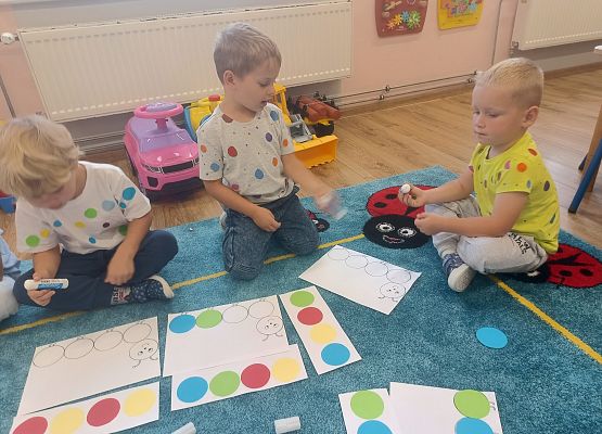 Grafika 10: Międzynarodowy Dzień Kropki w przedszkolu