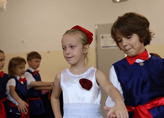 Grafika 8: Pasowanie na uczniów klasy pierwszej