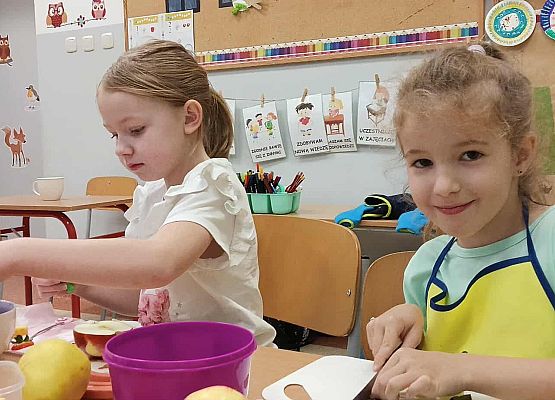 Grafika 13: Sałatka owocowa na śniadaniu u pierwszaków