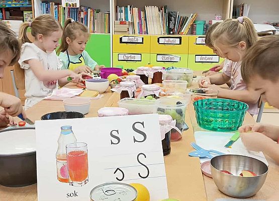 Grafika 14: Sałatka owocowa na śniadaniu u pierwszaków