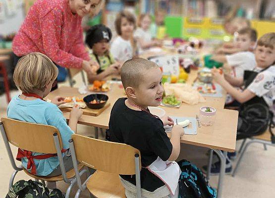 Grafika 8: Sałatka owocowa na śniadaniu u pierwszaków