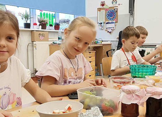 Grafika 12: Sałatka owocowa na śniadaniu u pierwszaków