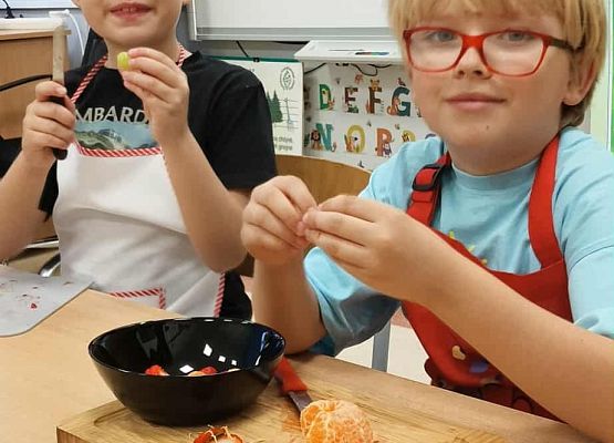 Grafika 10: Sałatka owocowa na śniadaniu u pierwszaków