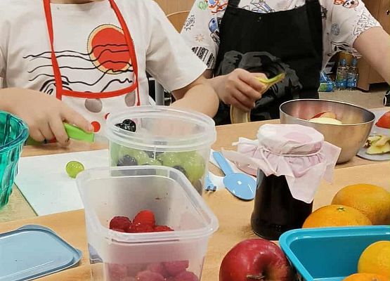 Grafika 11: Sałatka owocowa na śniadaniu u pierwszaków