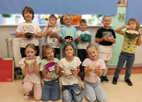 Grafika 4: Sałatka owocowa na śniadaniu u pierwszaków