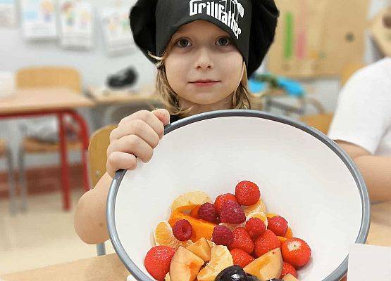 Grafika 15: Sałatka owocowa na śniadaniu u pierwszaków