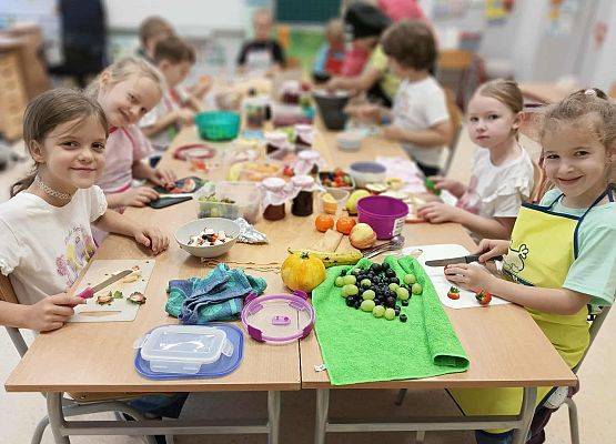 Grafika 7: Sałatka owocowa na śniadaniu u pierwszaków