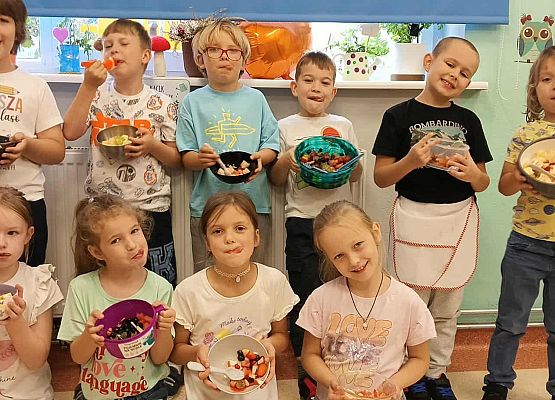 Grafika 3: Sałatka owocowa na śniadaniu u pierwszaków