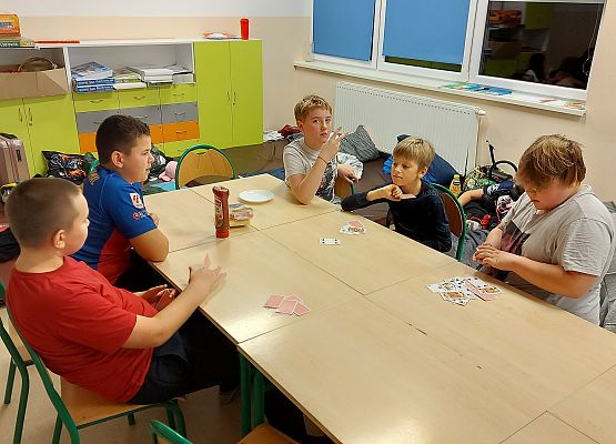 Grafika 6: Piąta Nocowanka Klasy 6 w Szkole (30 października 2025 r.)