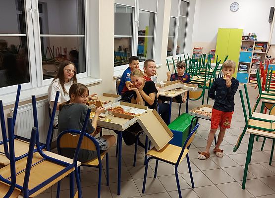 Grafika 1: Piąta Nocowanka Klasy 6 w Szkole (30 października 2025 r.)