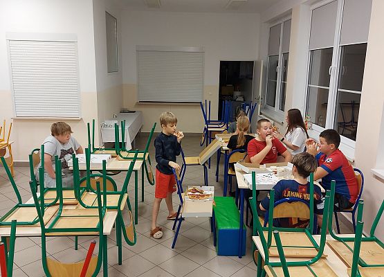 Grafika 8: Piąta Nocowanka Klasy 6 w Szkole (30 października 2025 r.)