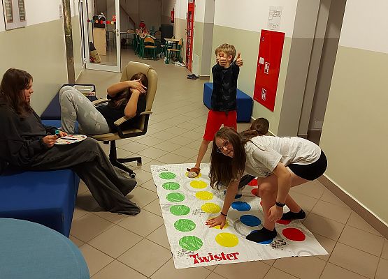 Grafika 12: Piąta Nocowanka Klasy 6 w Szkole (30 października 2025 r.)