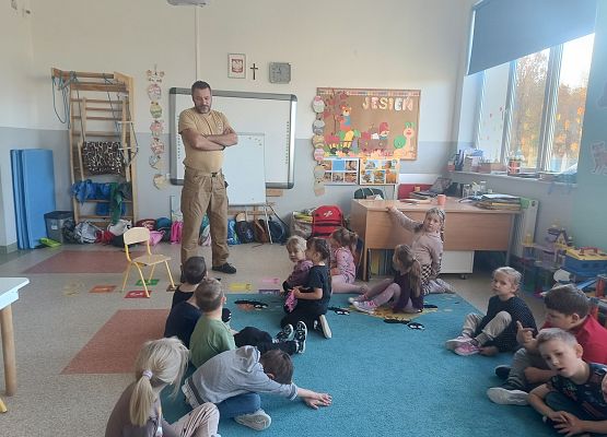 Grafika 1: Zajęcia z pierwszej pomocy ze strażakiem Tomaszem Owczarkiem