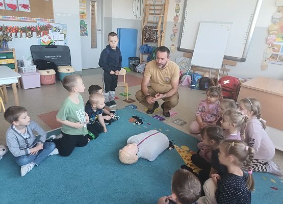 Grafika 2: Zajęcia z pierwszej pomocy ze strażakiem Tomaszem Owczarkiem