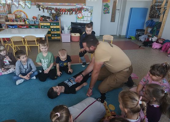 Grafika 3: Zajęcia z pierwszej pomocy ze strażakiem Tomaszem Owczarkiem
