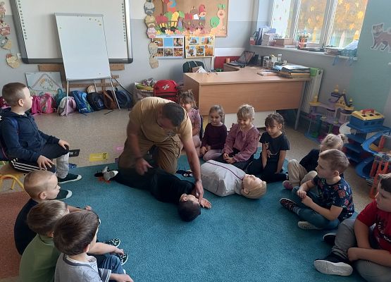 Grafika 4: Zajęcia z pierwszej pomocy ze strażakiem Tomaszem Owczarkiem