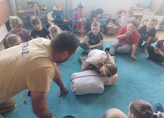 Grafika 6: Zajęcia z pierwszej pomocy ze strażakiem Tomaszem Owczarkiem