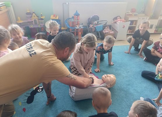 Grafika 7: Zajęcia z pierwszej pomocy ze strażakiem Tomaszem Owczarkiem