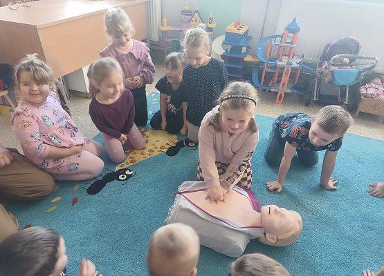 Grafika 8: Zajęcia z pierwszej pomocy ze strażakiem Tomaszem Owczarkiem