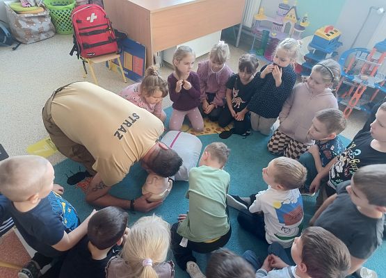 Grafika 10: Zajęcia z pierwszej pomocy ze strażakiem Tomaszem Owczarkiem