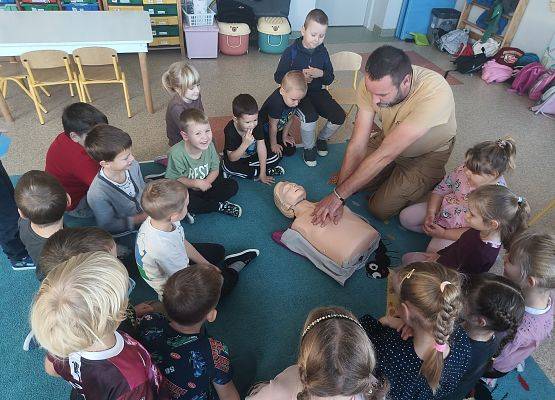 Grafika 11: Zajęcia z pierwszej pomocy ze strażakiem Tomaszem Owczarkiem