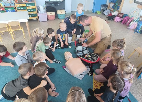 Grafika 12: Zajęcia z pierwszej pomocy ze strażakiem Tomaszem Owczarkiem