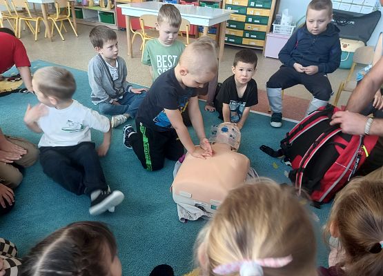 Grafika 13: Zajęcia z pierwszej pomocy ze strażakiem Tomaszem Owczarkiem