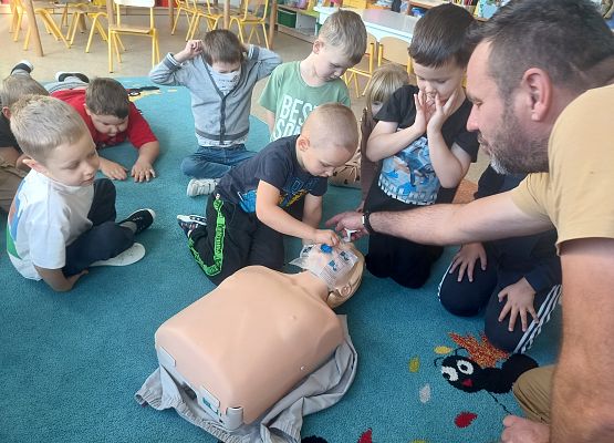 Grafika 14: Zajęcia z pierwszej pomocy ze strażakiem Tomaszem Owczarkiem