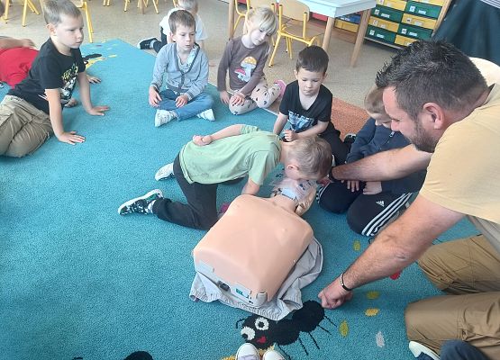 Grafika 16: Zajęcia z pierwszej pomocy ze strażakiem Tomaszem Owczarkiem