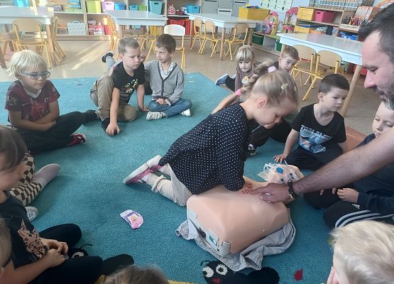 Grafika 17: Zajęcia z pierwszej pomocy ze strażakiem Tomaszem Owczarkiem