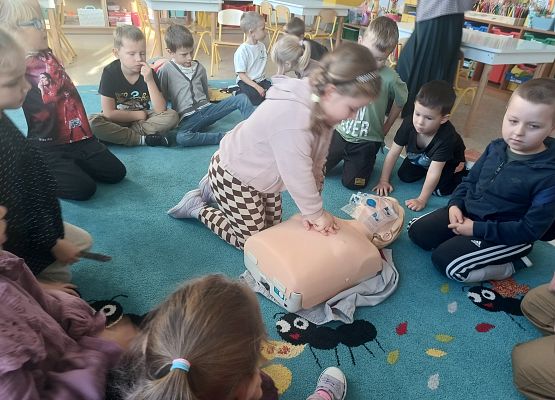 Grafika 18: Zajęcia z pierwszej pomocy ze strażakiem Tomaszem Owczarkiem
