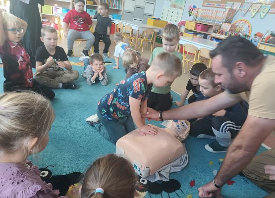 Grafika 19: Zajęcia z pierwszej pomocy ze strażakiem Tomaszem Owczarkiem