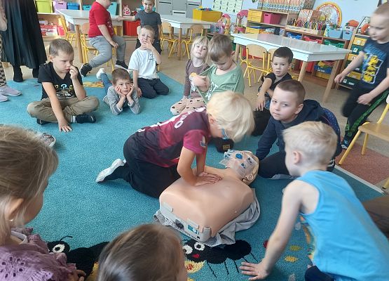 Grafika 20: Zajęcia z pierwszej pomocy ze strażakiem Tomaszem Owczarkiem